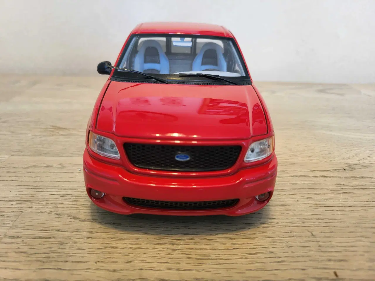 Billede 2 - Modelbil: Ford F150 SVT (1999)  Skala 1/18.