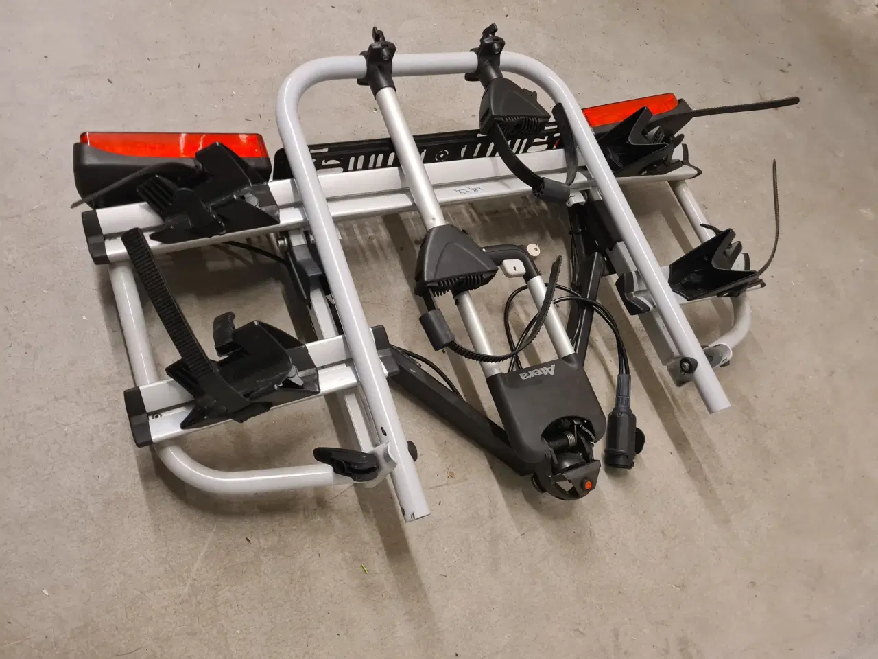 Billede 2 - Cykelholder til to elcykler med vippefunktion