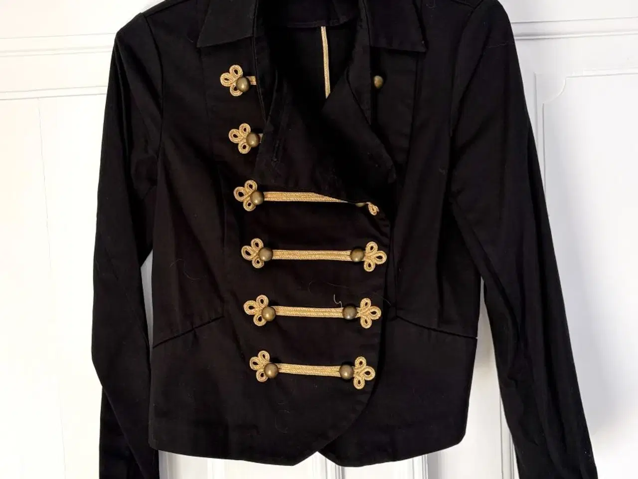 Billede 4 - Jakke med guldtrenser foran