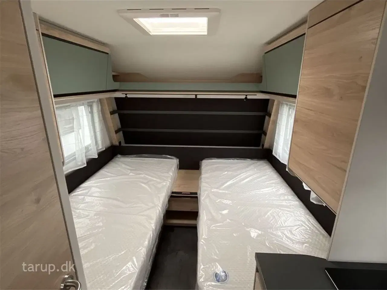 Billede 13 - 2026 - Dethleffs Camper 460 EL    Enkeltsenge med sengeudvidelse, NYHED nu med 2 gasblus, ende-sidde-gruppe, el-gulv-varme, 17 tommer alufælge, 137 l. køleskab m/ fryser,