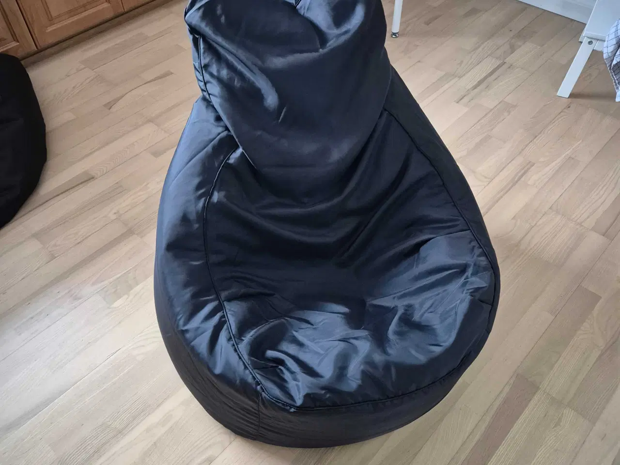 Billede 1 - 2 sækkestole 1 med ryglæn og 1 alm