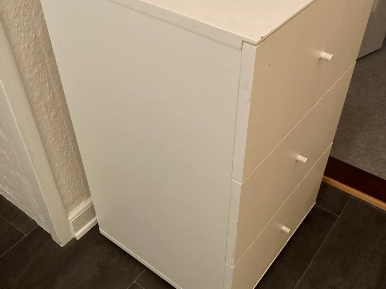 Billede 2 - Hvid kommode med tre skuffer