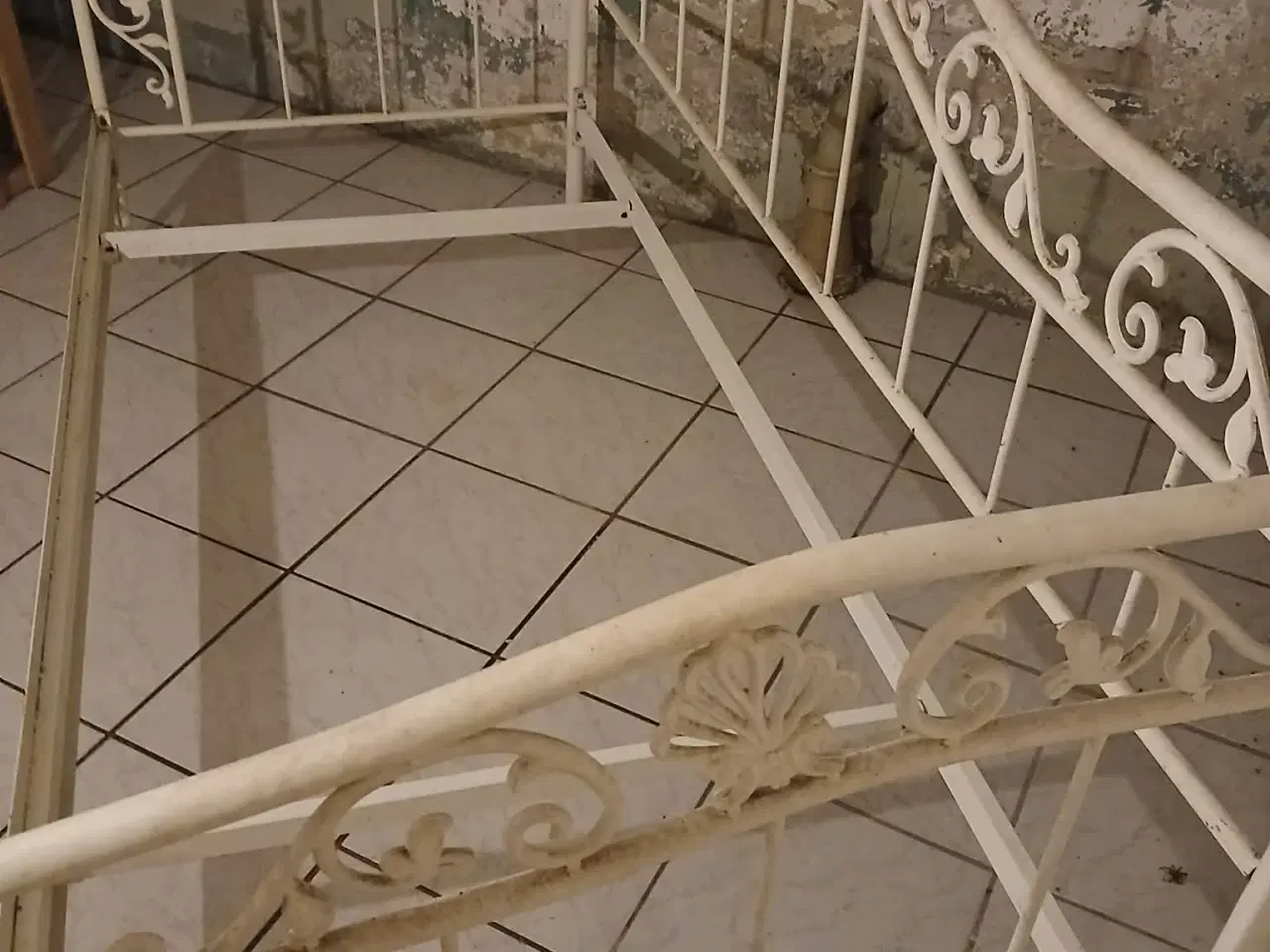 Billede 2 - Enkelt personseng i hvid metal