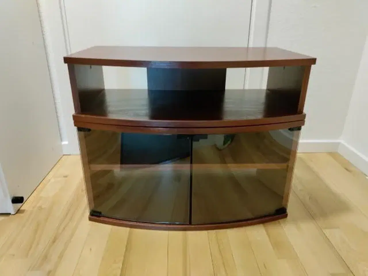 Billede 1 - TV bord med drejeplade og 2 glaslåger 