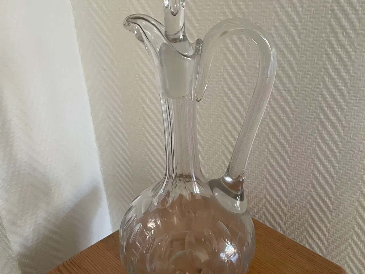 Billede 1 - Karaffel som er slank og med hank