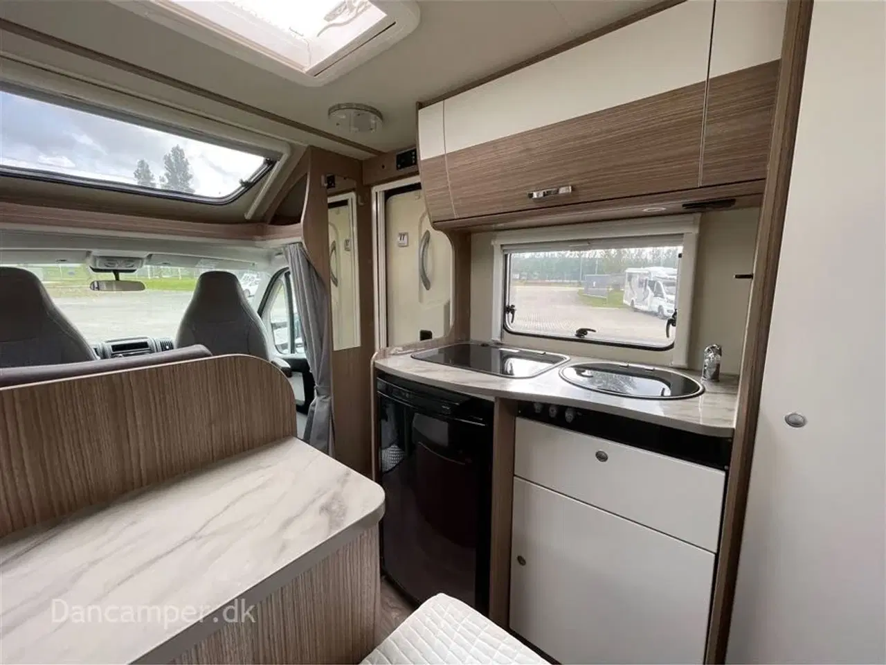 Billede 15 - 2018 - Carado T 135   Pæn og velholdt camper. Fransk seng, solceller.