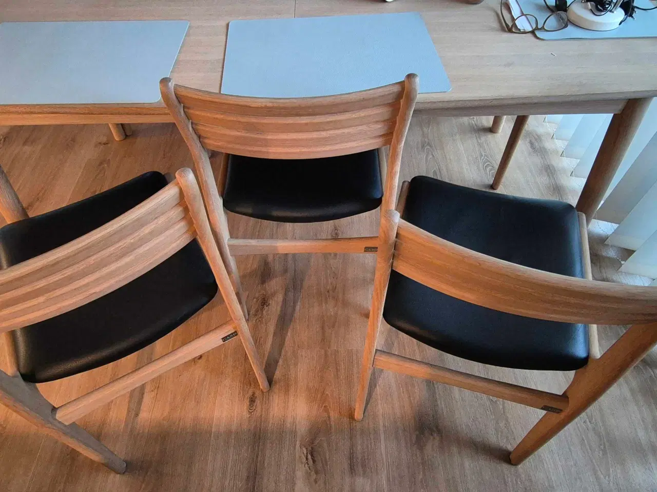Billede 3 - Spisebord, eg hvid olieret og 6 stk Anne stole