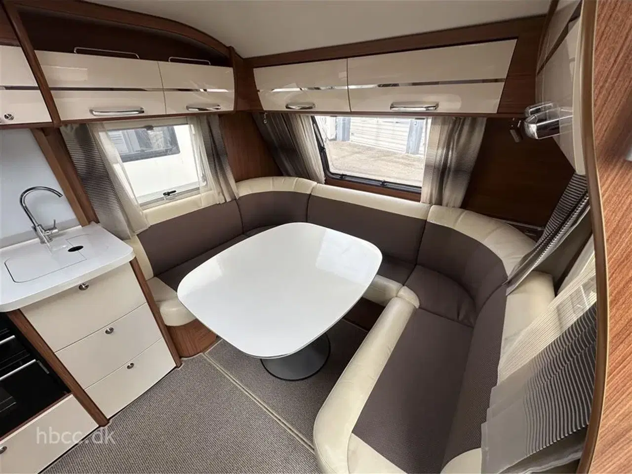 Billede 2 - 2015 - Adria Alpina 613 UT   Adria Alpina 613 UT (2015) – Luksus helårsvogn med mover og enkeltsenge