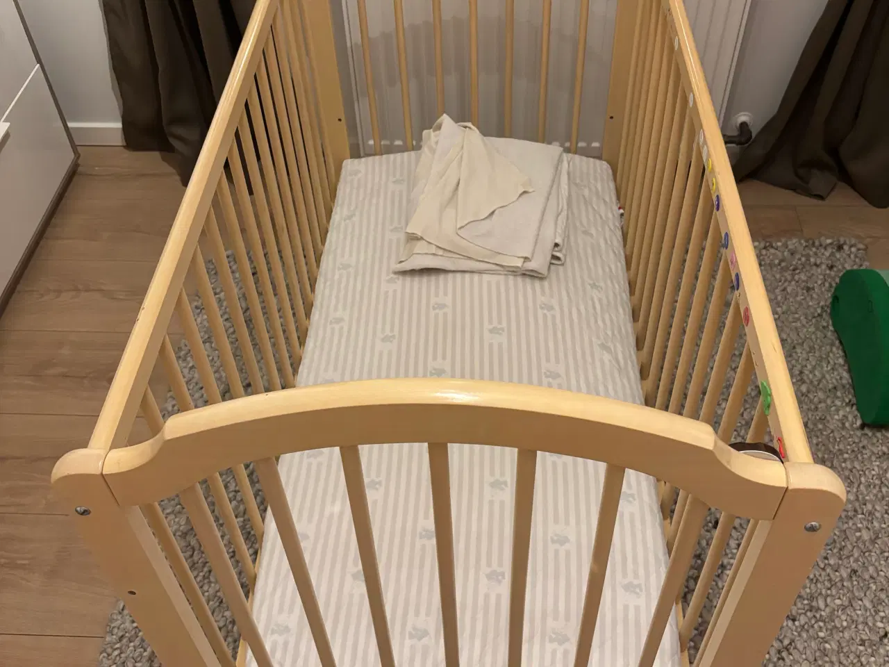 Billede 1 - Tremmeseng i lyst træ