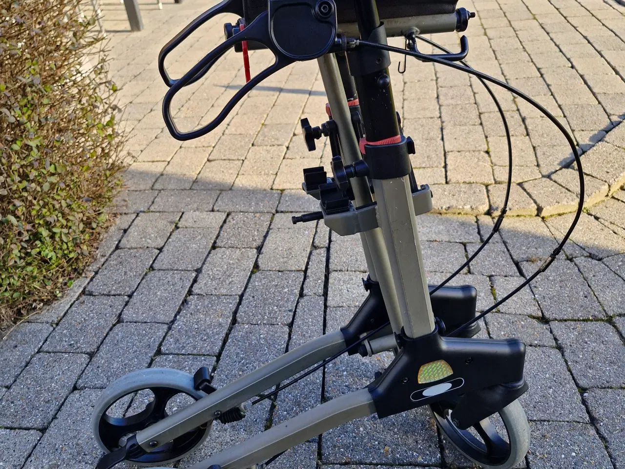 Billede 6 - MEGET VELHOLDT ALUMINIUMS LETVÆGTS-ROLLATOR 