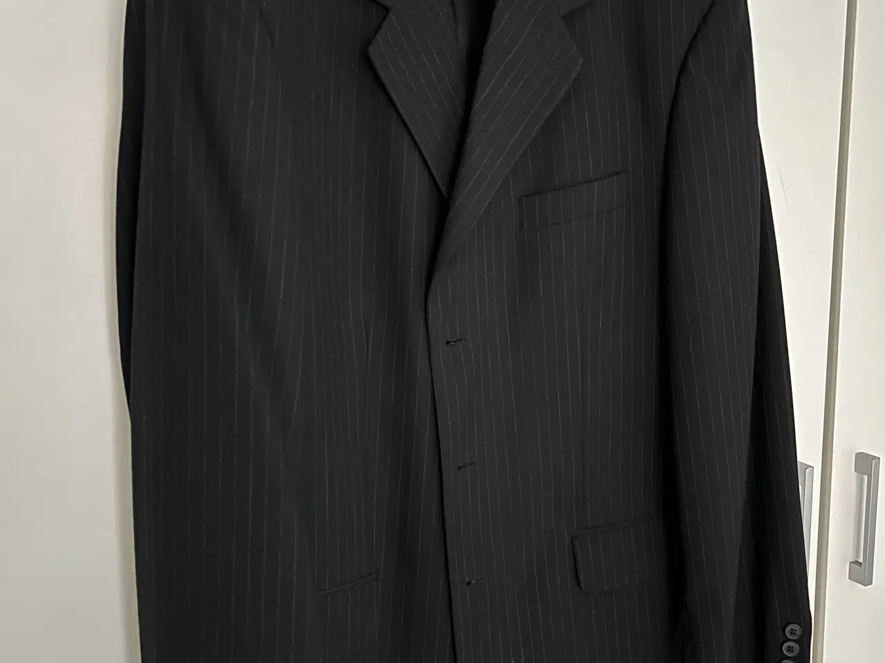 Billede 5 - Nålestribet jakkesæt str. 52