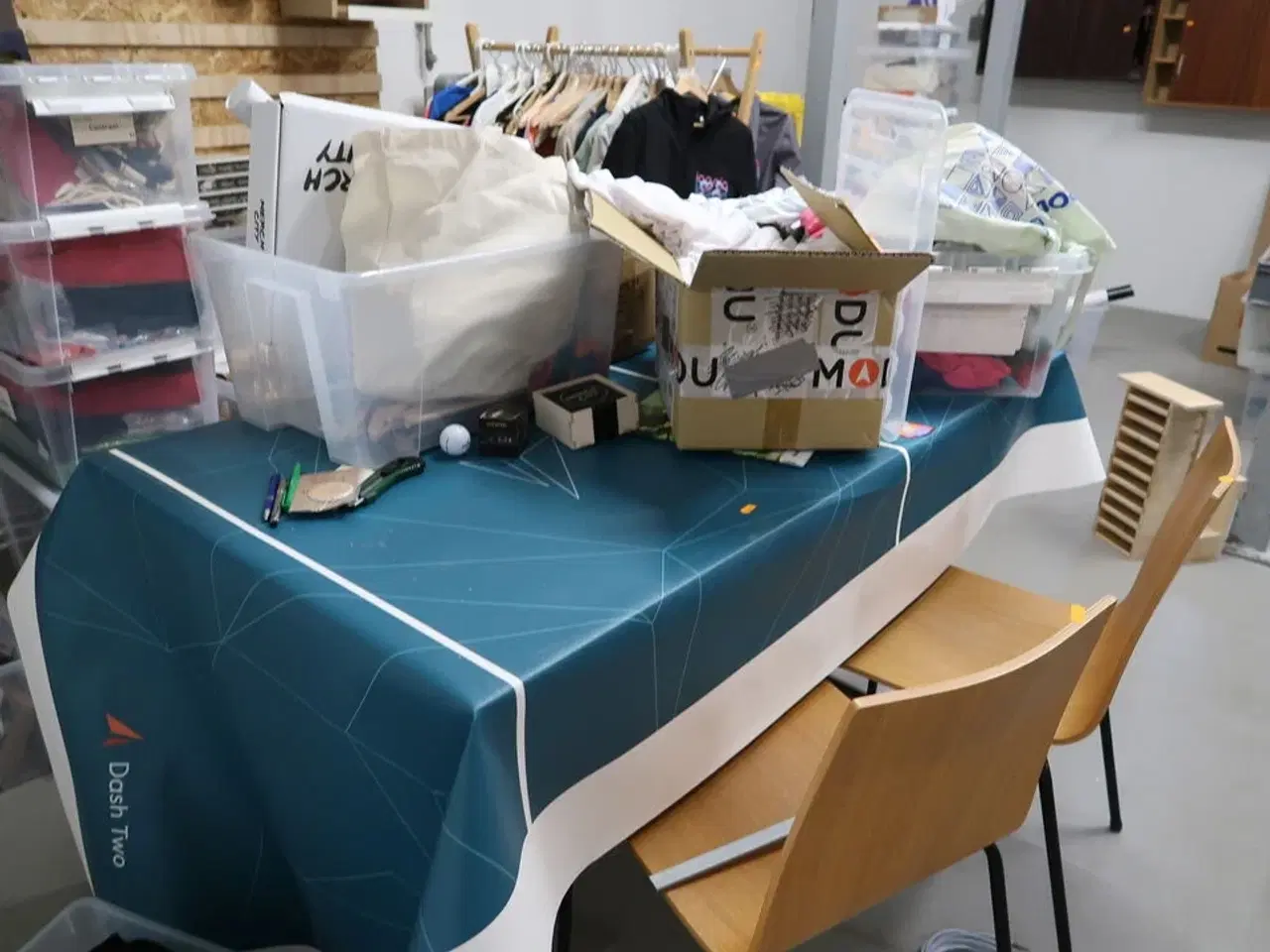 Billede 5 - Stole, borde, tøjstativer med div. Tøj m.m.