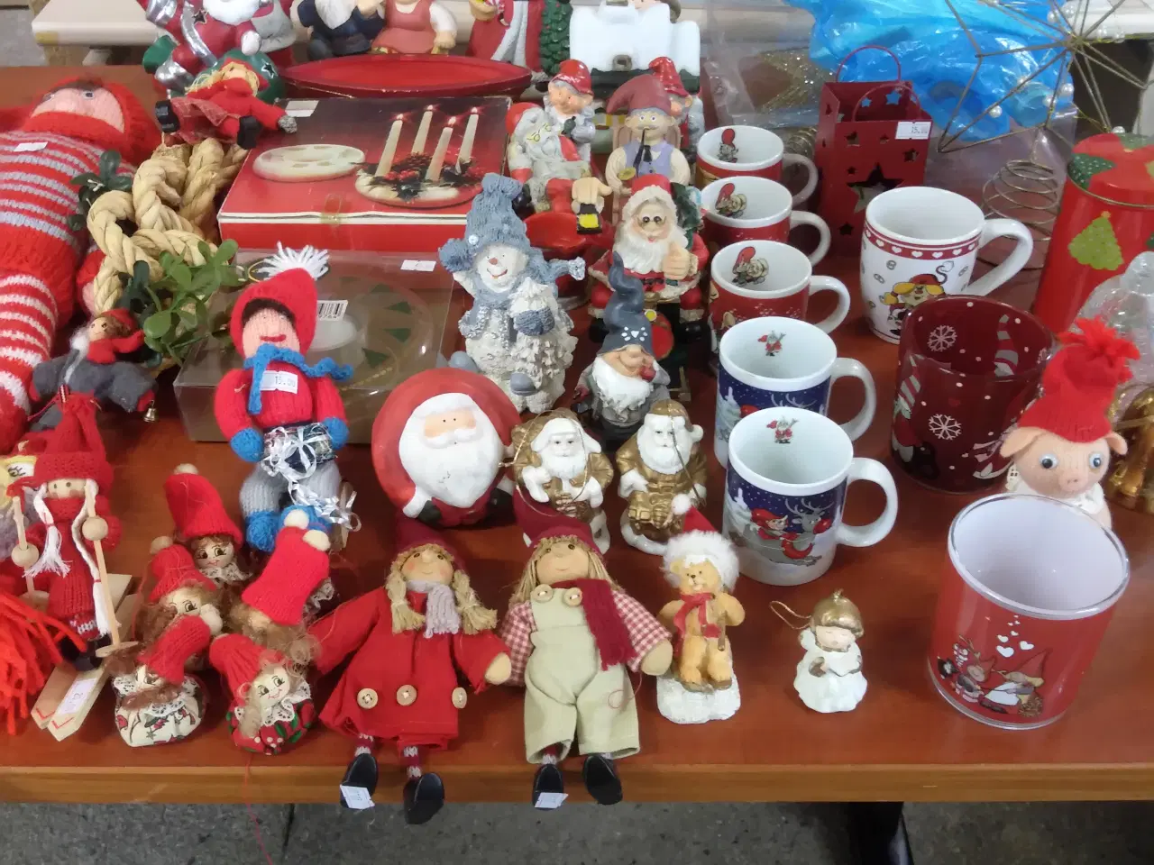 Billede 8 - Julepynt, krus, lysestager, nissehuer m.m.