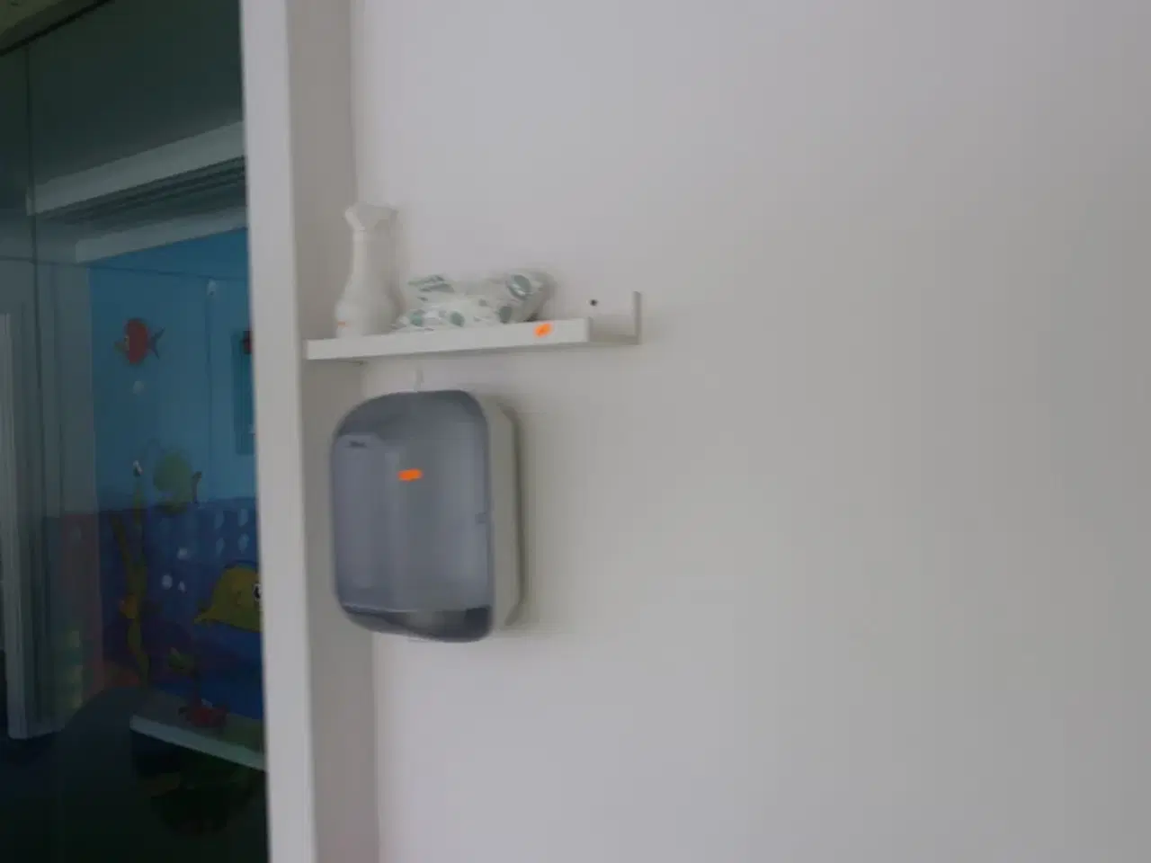 Billede 2 - 2 stk. affaldsspande samt papirdispenser og hylde