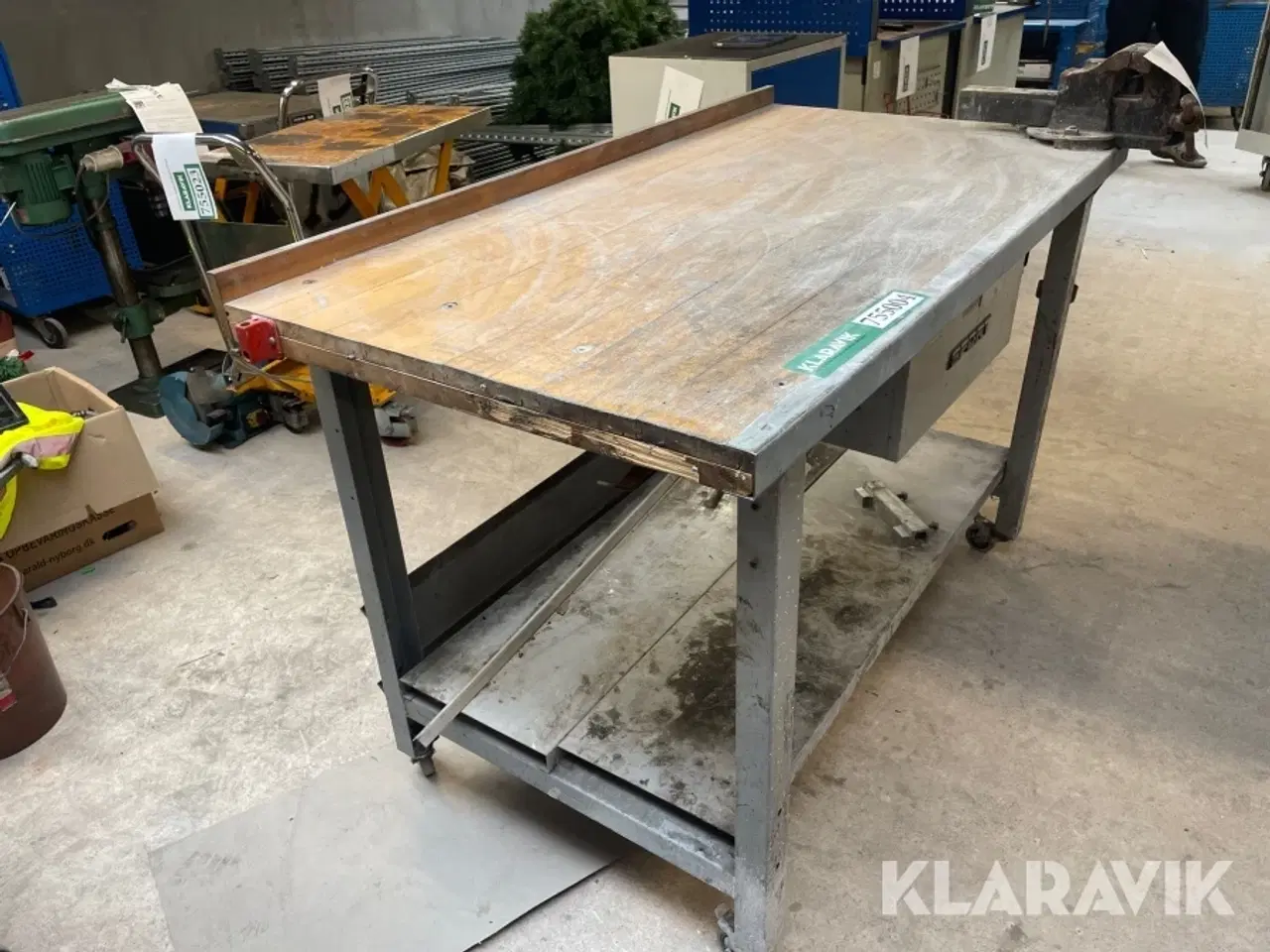 Billede 1 - Arbejdsbord på hjul med skruestik