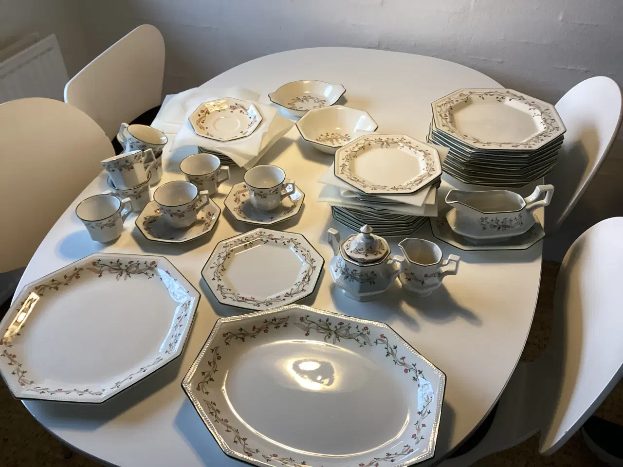 Billede 5 - Engelsk 8 kantet fajance kaffe og spisestel