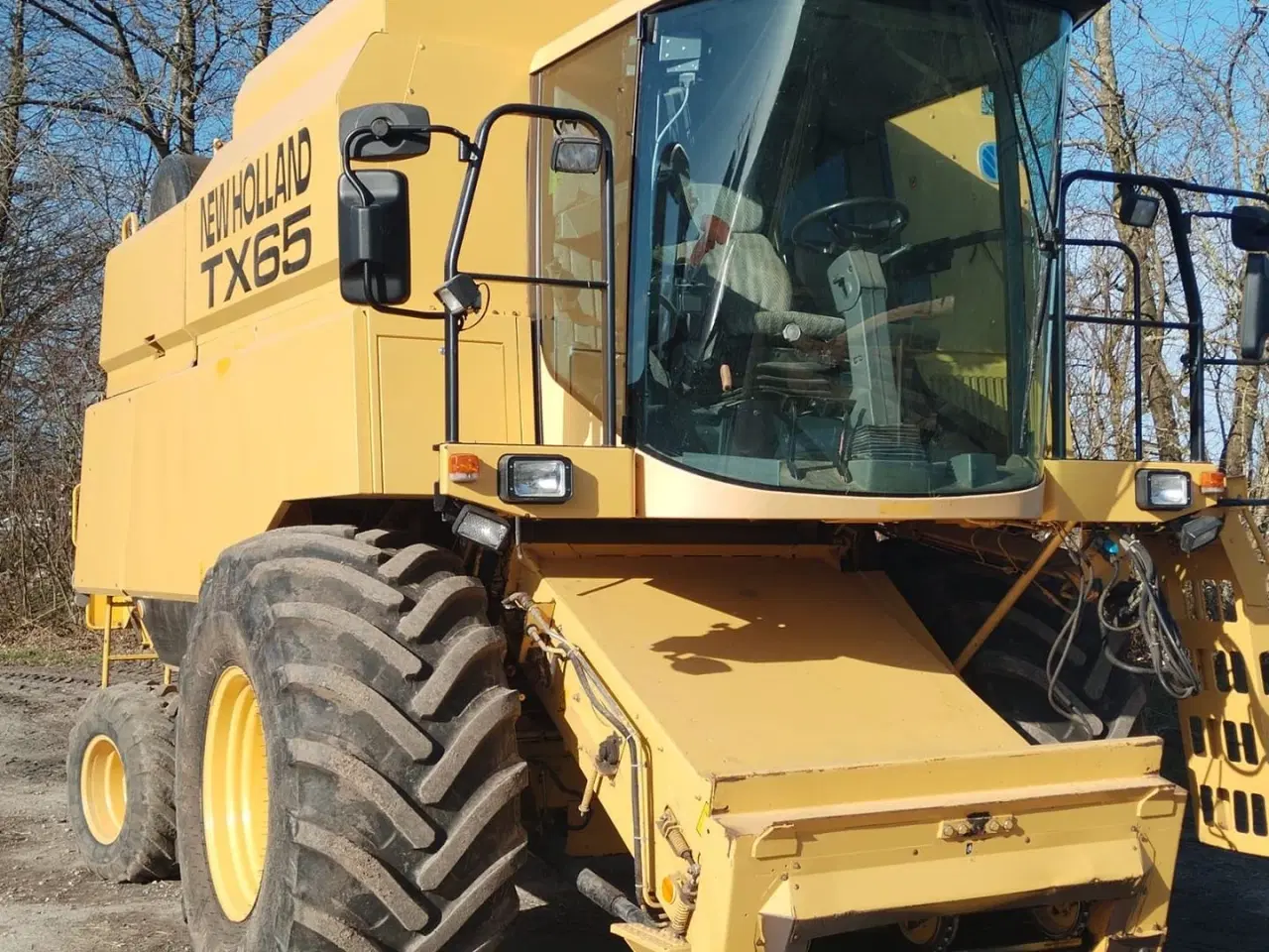 Billede 5 - New Holland TX 65 SLH TX65 med selvopret soldkasse, 17 fods skærebord, snitter, Årg 1998, 3236 tærsketimer og 4036 motortimer , 800-65/32 hjul 405 baghjul