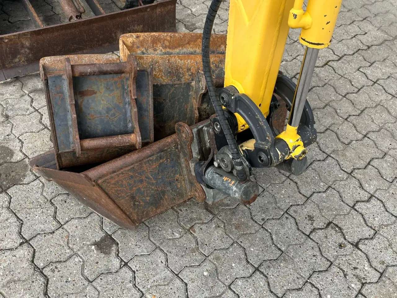 Billede 3 - New Holland E10SR Tiltman og 3 skovle