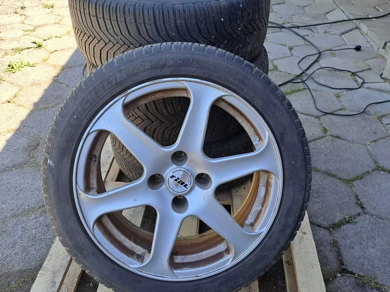 Billede 1 - Rial fælge med helårsdæk 