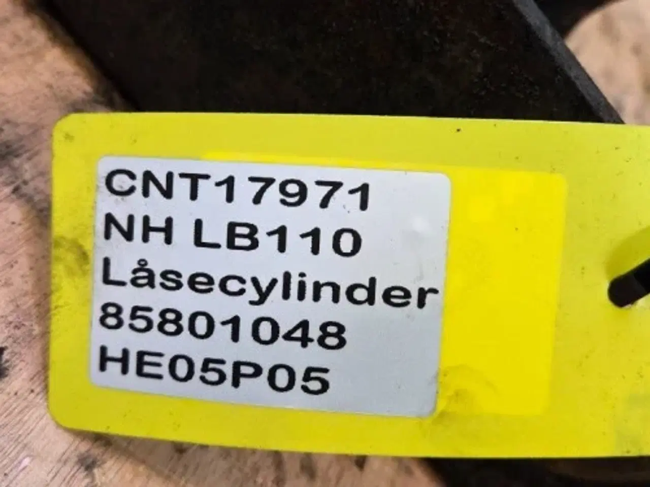 Billede 11 - New Holland LB110 Låsecylinder 85801048