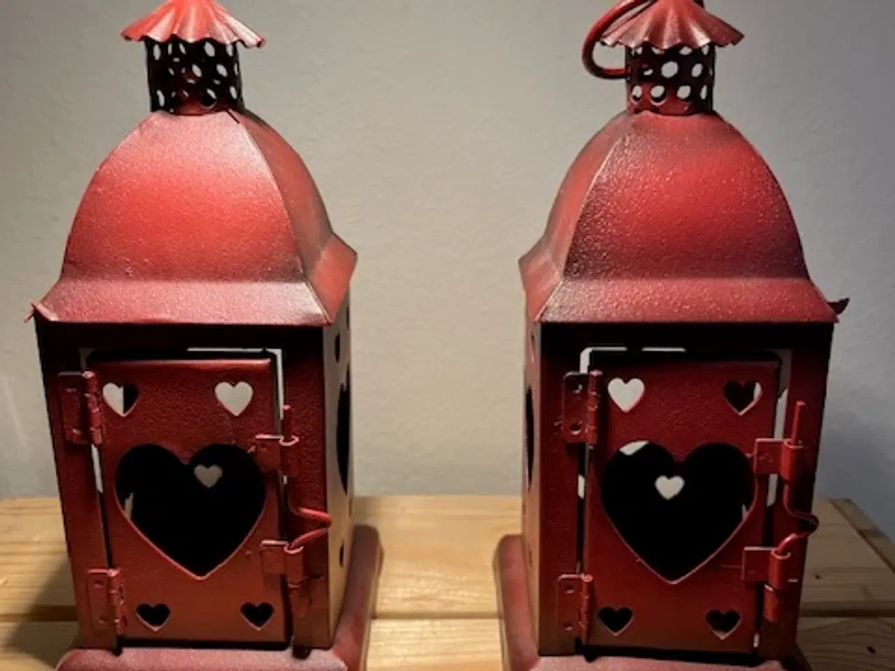 Billede 1 - 2 hyggelige røde lanterner med hjerteudskæringer
