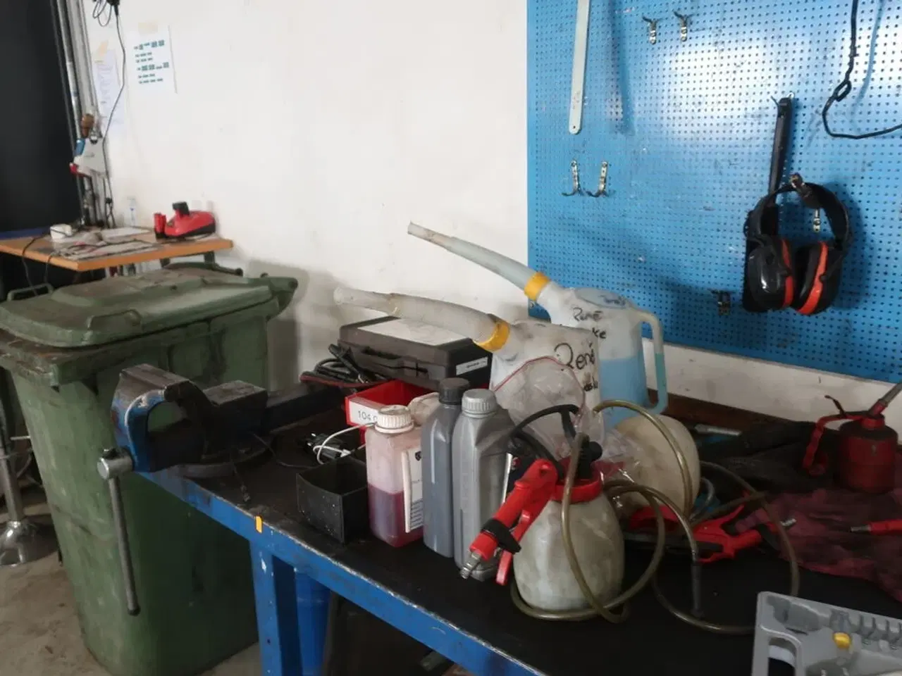 Billede 6 - Værkstedsbord med indhold, tavle samt papirdispenser