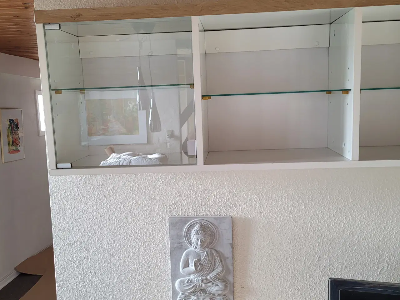 Billede 1 - Hvidt vitrineskab med glaslåger og glashylder