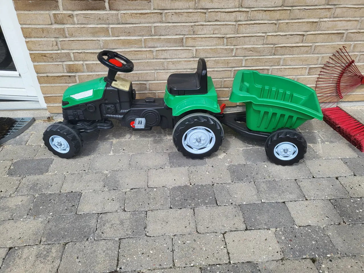Billede 1 - Legetøj - Traktor med anhænger