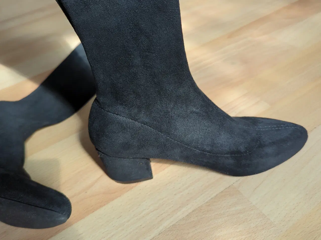 Billede 2 - Lange støvler i sort