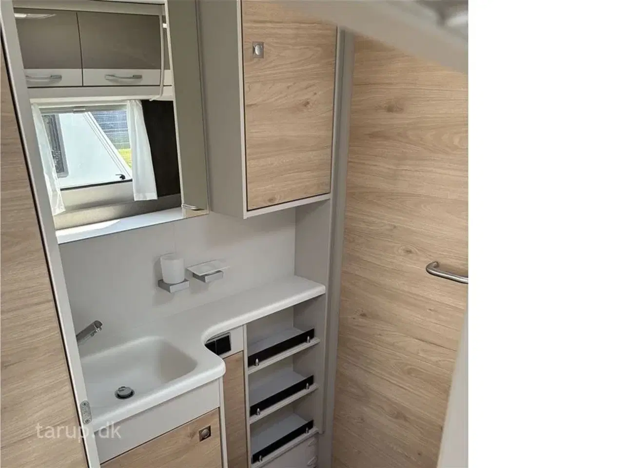 Billede 17 - 2021 - Dethleffs Nomad 490 BLF Mover, Thule markise, dobbeltsengsvogn, side-siddegruppe, frontkøkken, 3-trins el-gulv-varme, stort 142 l . køleskab med fryser