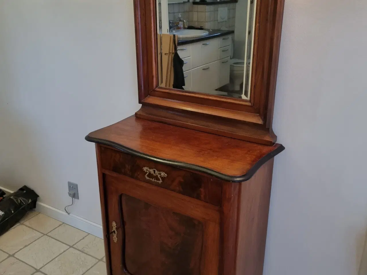 Billede 3 - Antikt spejlskab. Uden spejl.