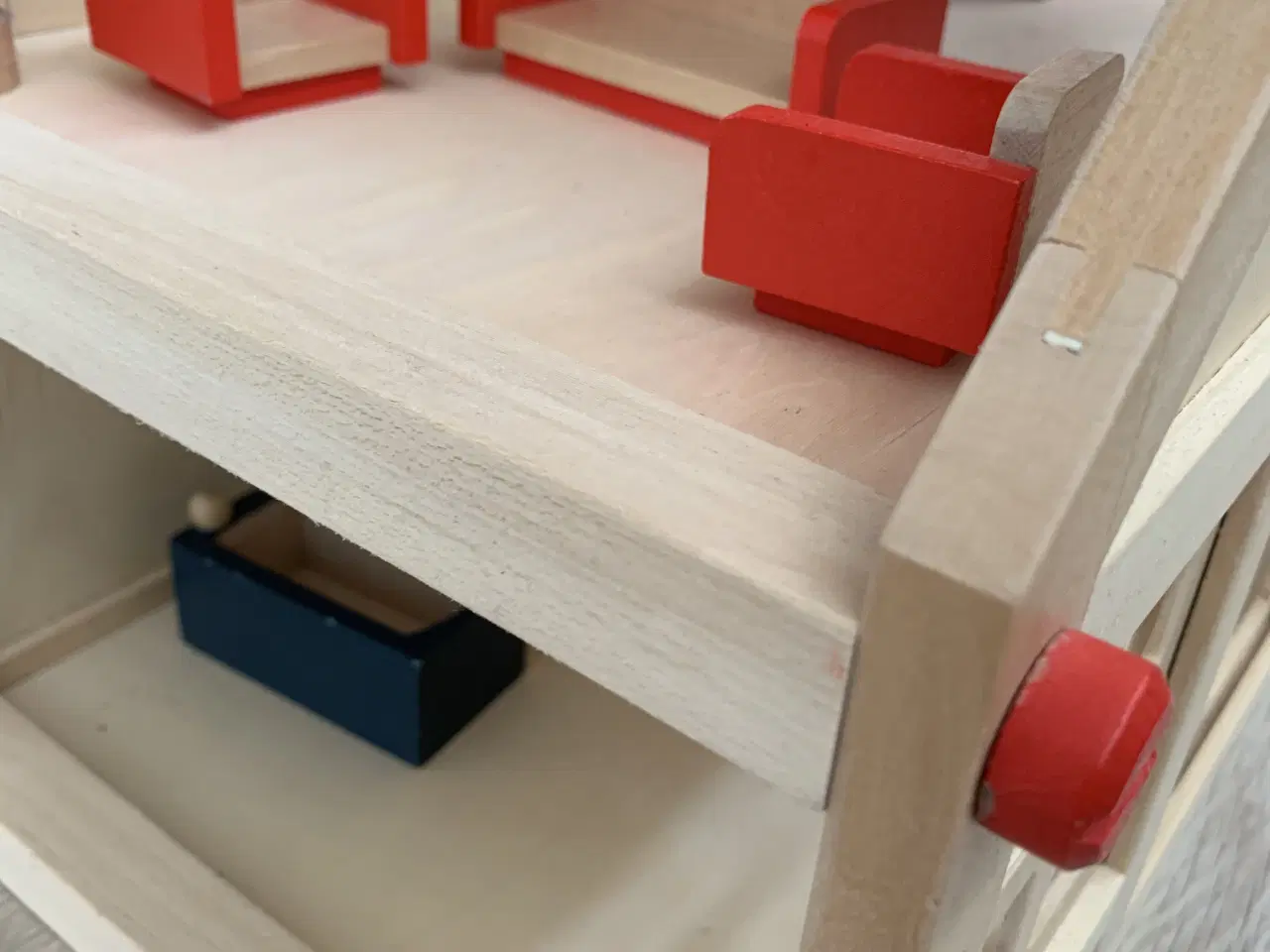 Billede 2 - Lille dukkehus i træ inklusiv møbler