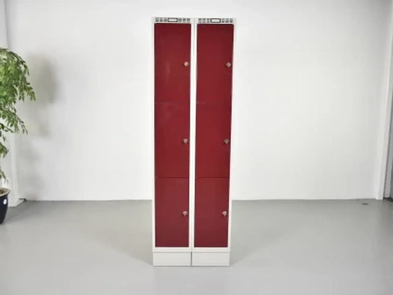Billede 1 - Garderobe-/personaleskab i grå og rød, med seks skabe