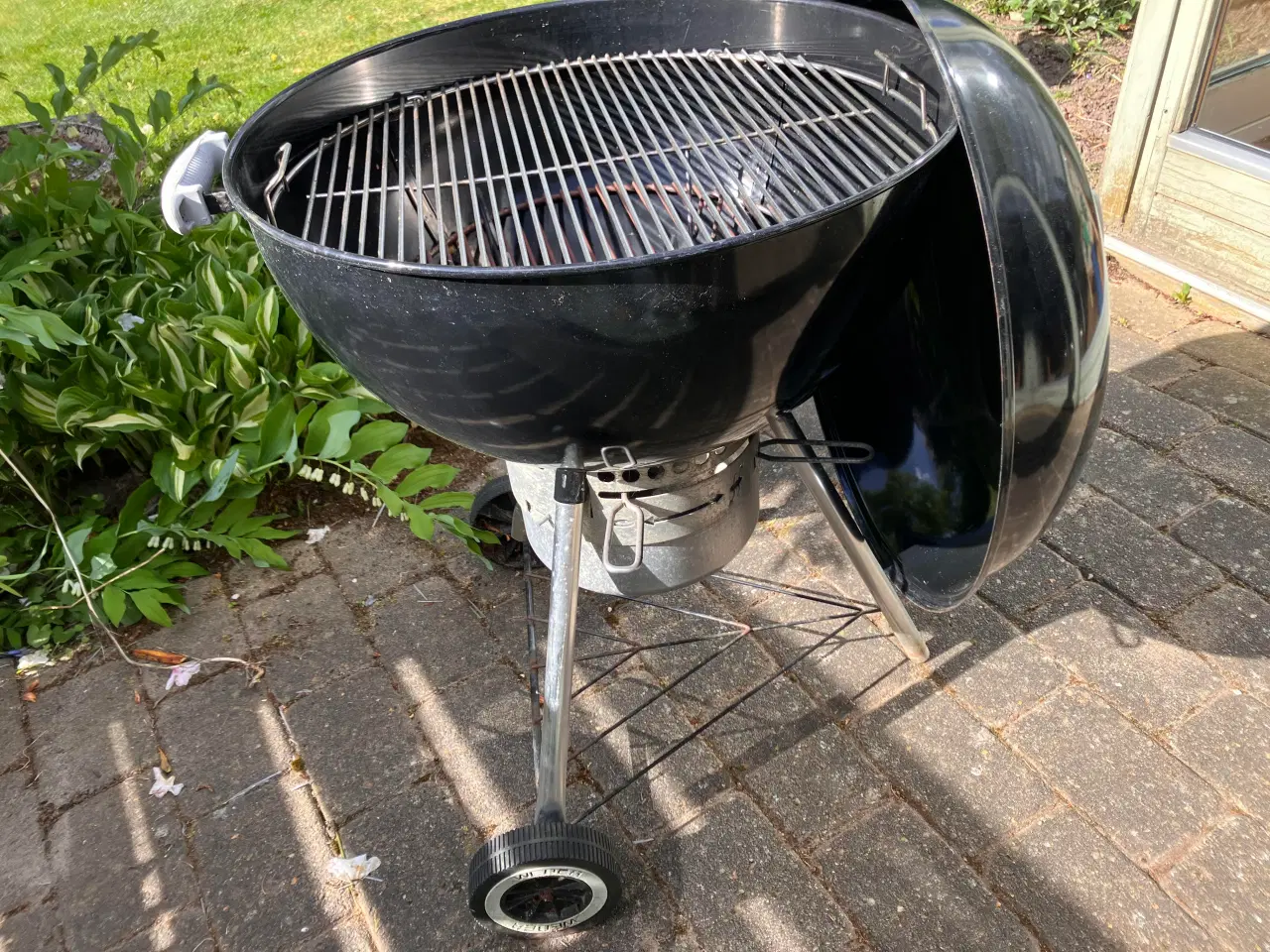Billede 1 - Kuglegrill til kul.