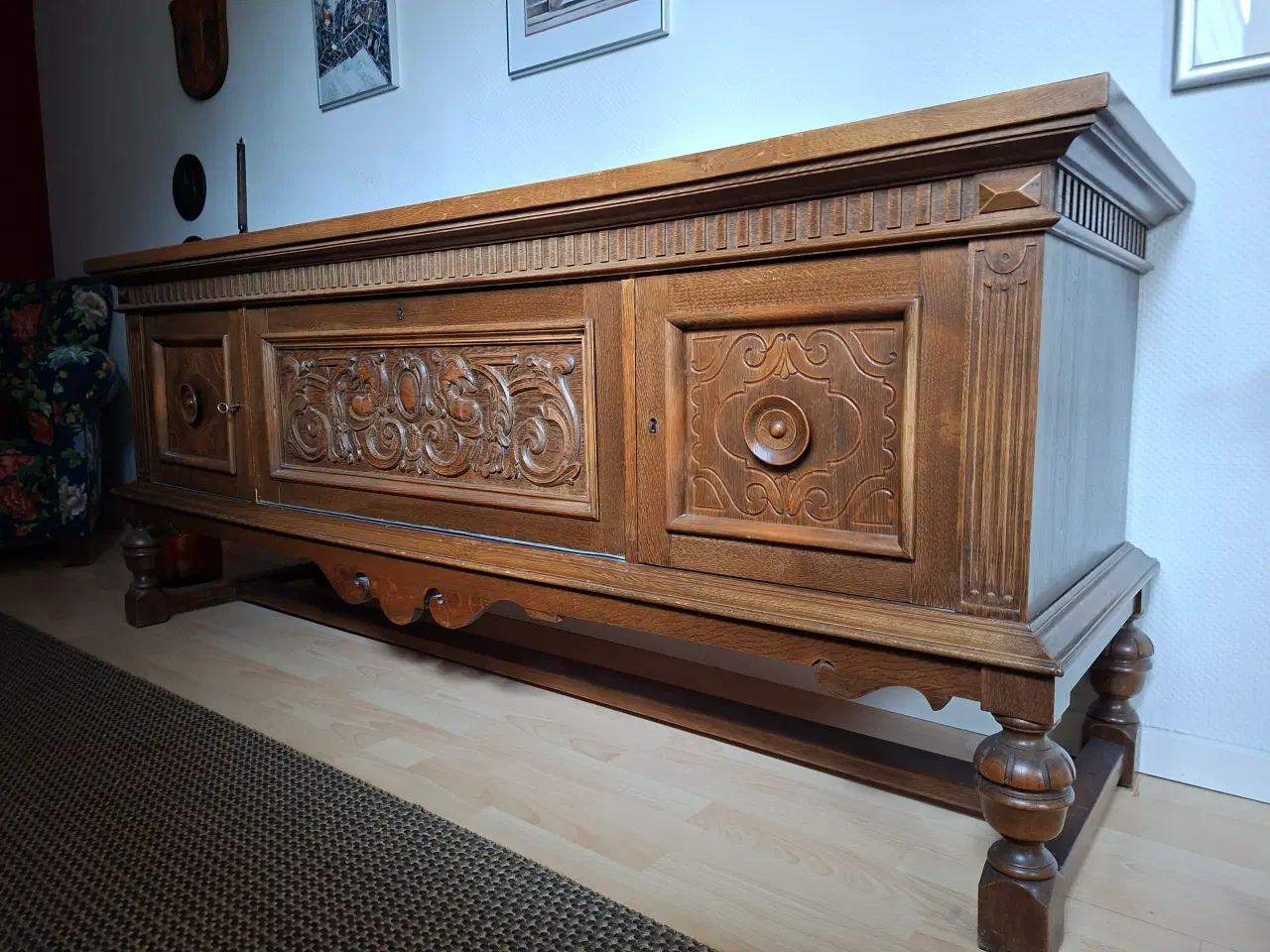 Billede 1 - Skænk i mørkt træ