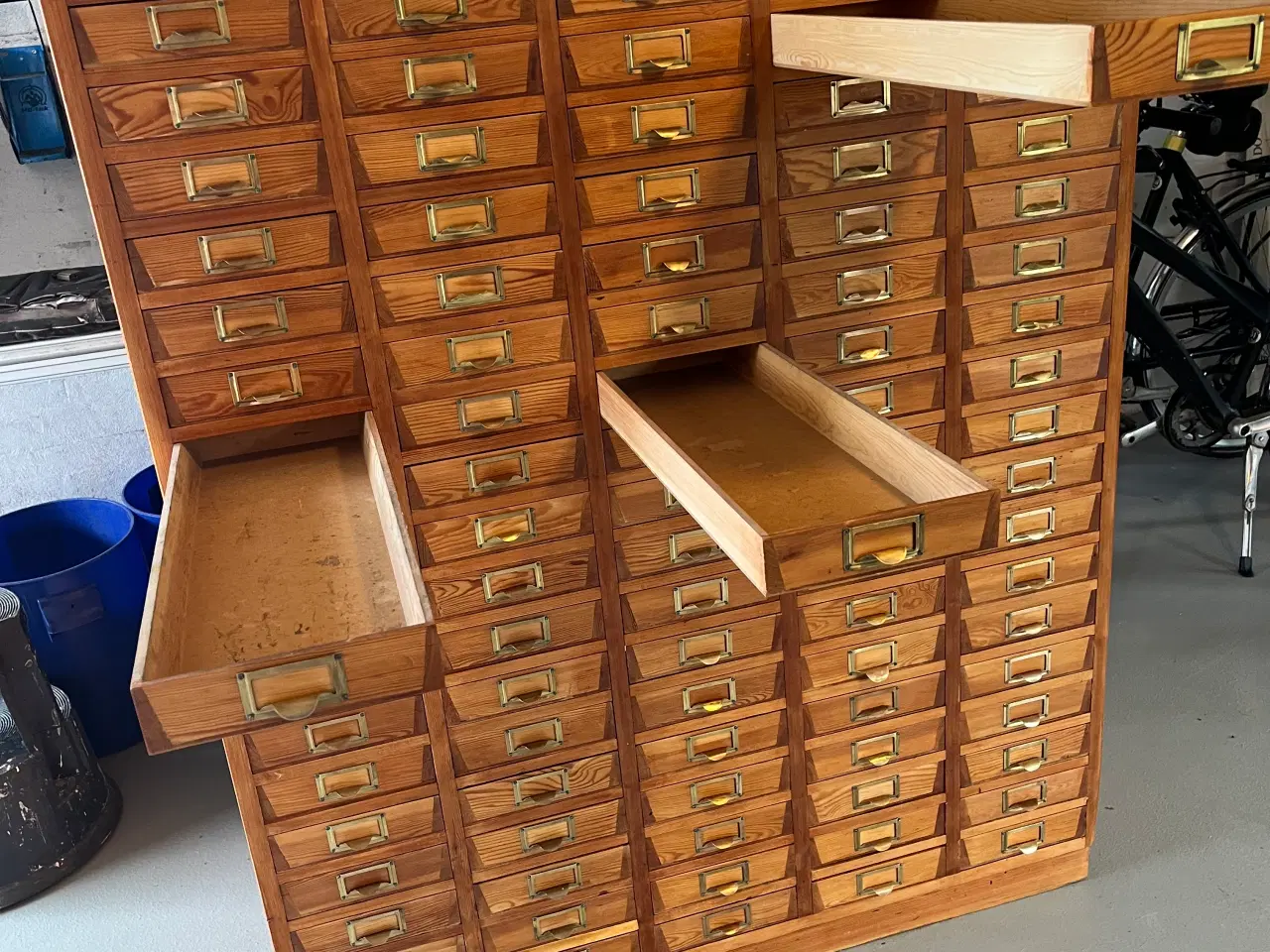Billede 3 - Unikt gammelt møbel med 100 skuffer.   Istandsat.