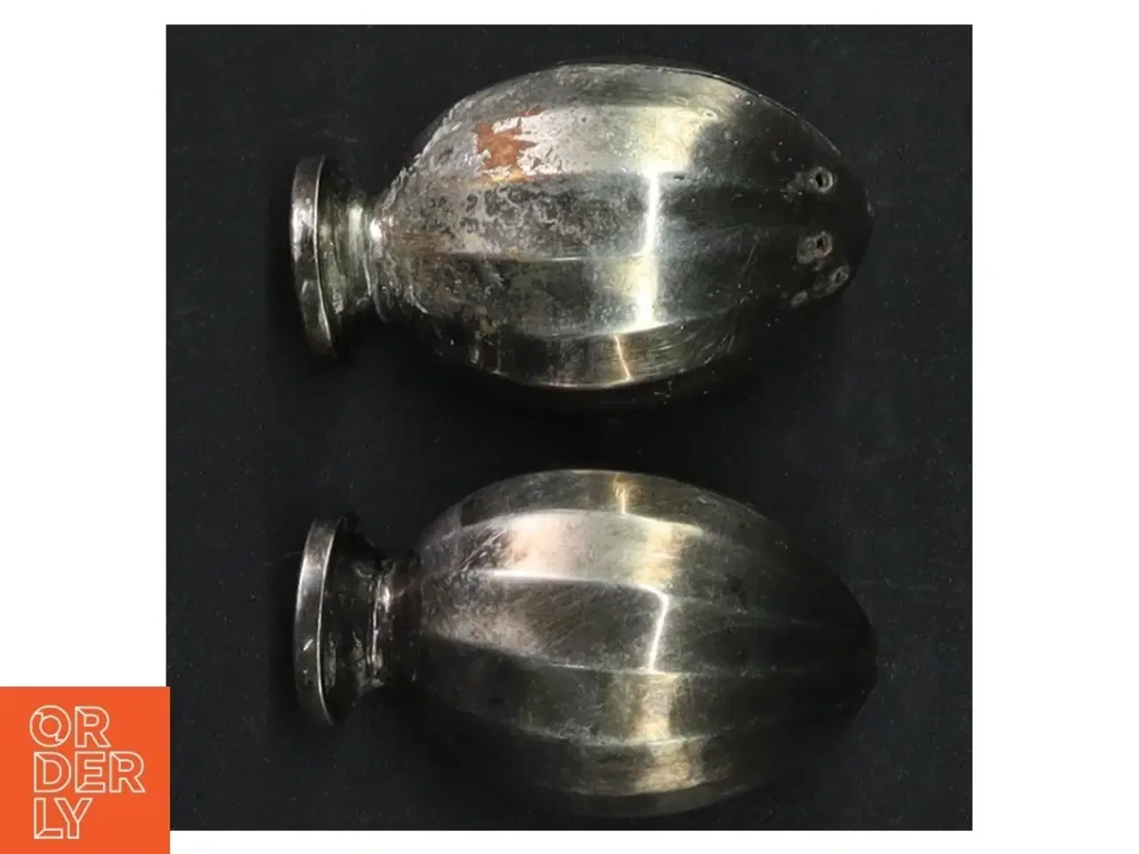 Billede 3 - Sølvfarvede salt- og peberbøsser (str. H. 6 cm)