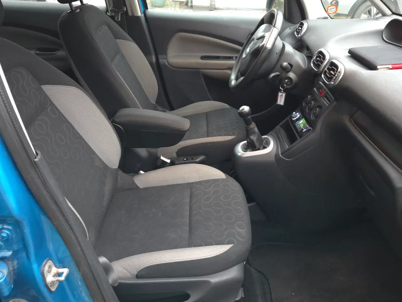 Billede 7 - Fin rummelig familiebil