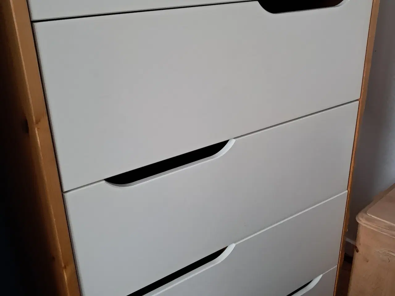 Billede 2 - Rummelig kommode - enkel og funktionel