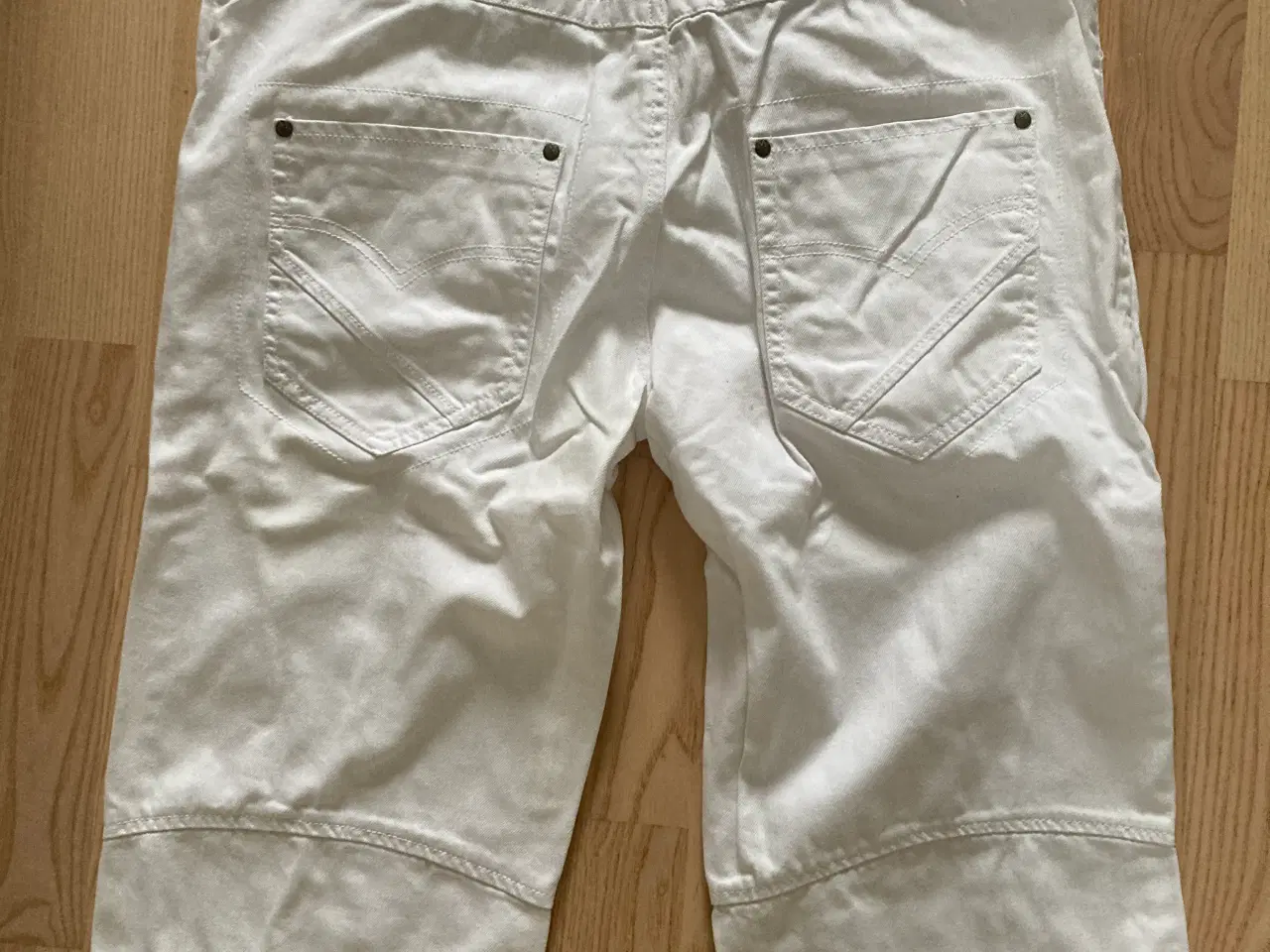 Billede 3 - Hvide denim shorts, livvidde 34