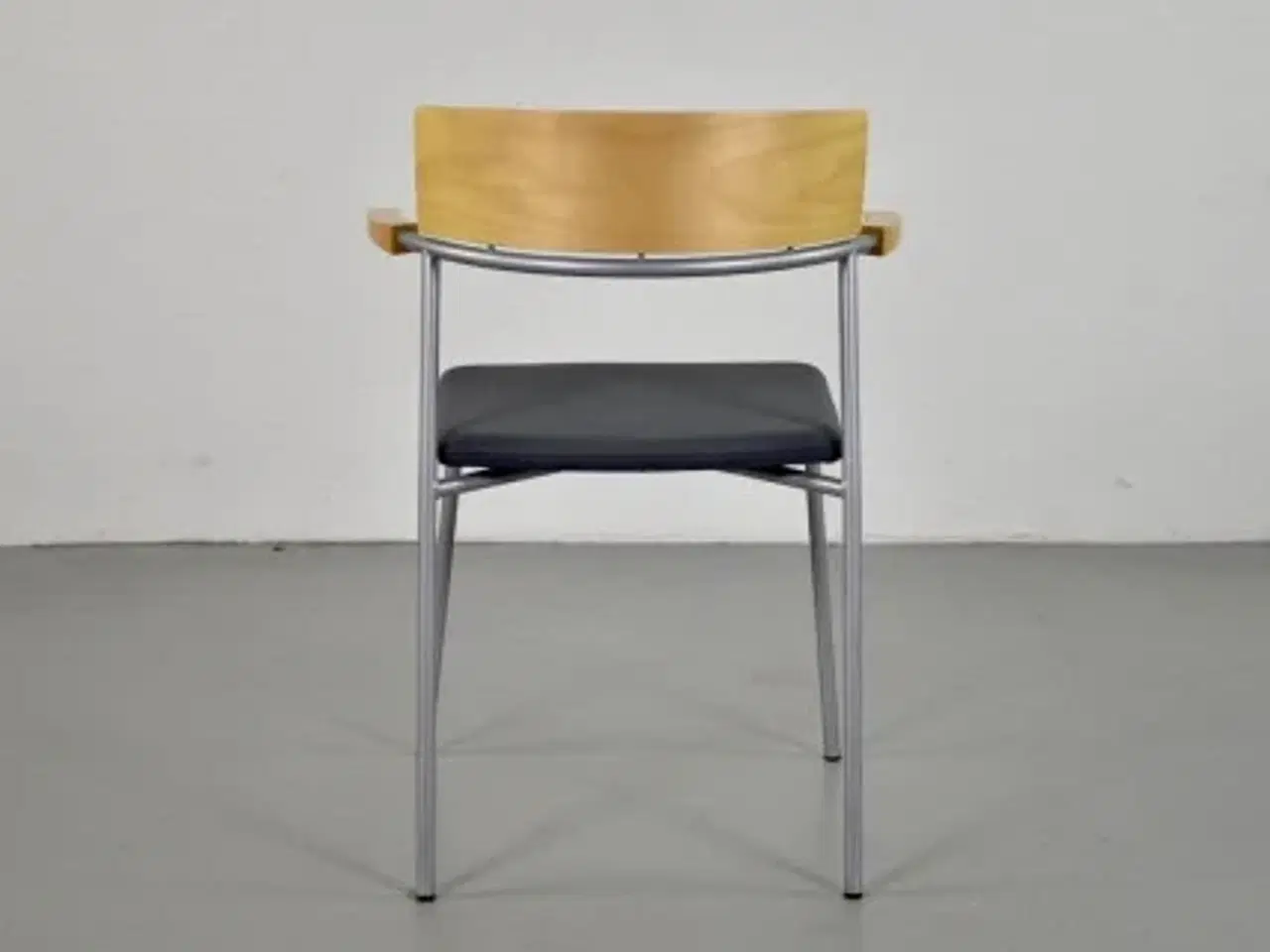 Billede 3 - Randers radius cirkum konference-/mødestol med grå sæde og ahorn ryg-/armlæn