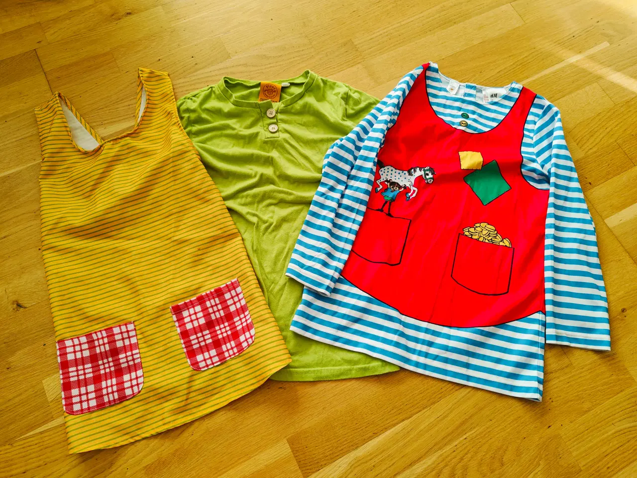 Billede 1 - Pippi tøj, str. størrelse 4-8 år. som nyt.
