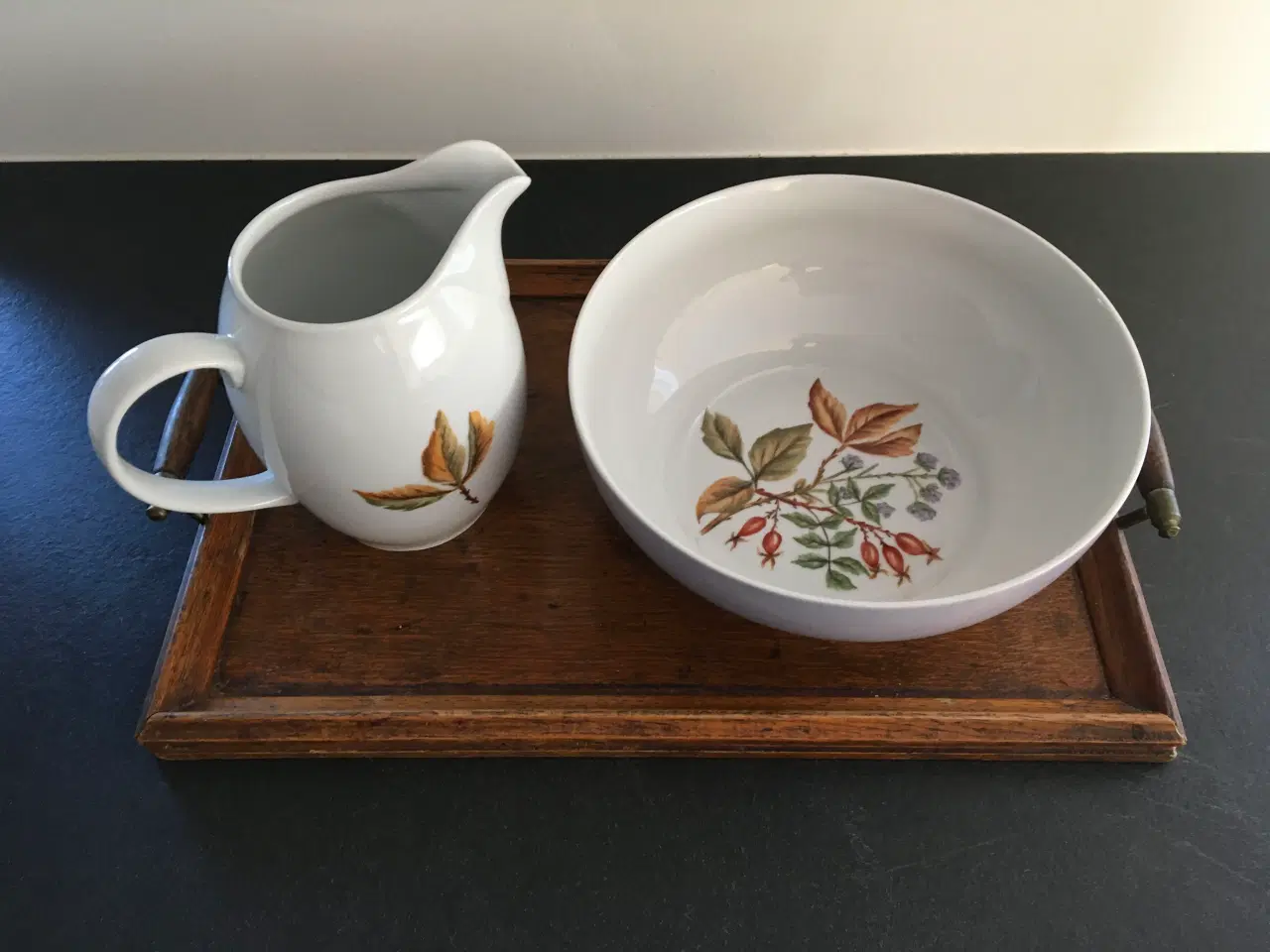 Billede 2 - Håndmalet skål og kande  i porcelæn med flot motiv