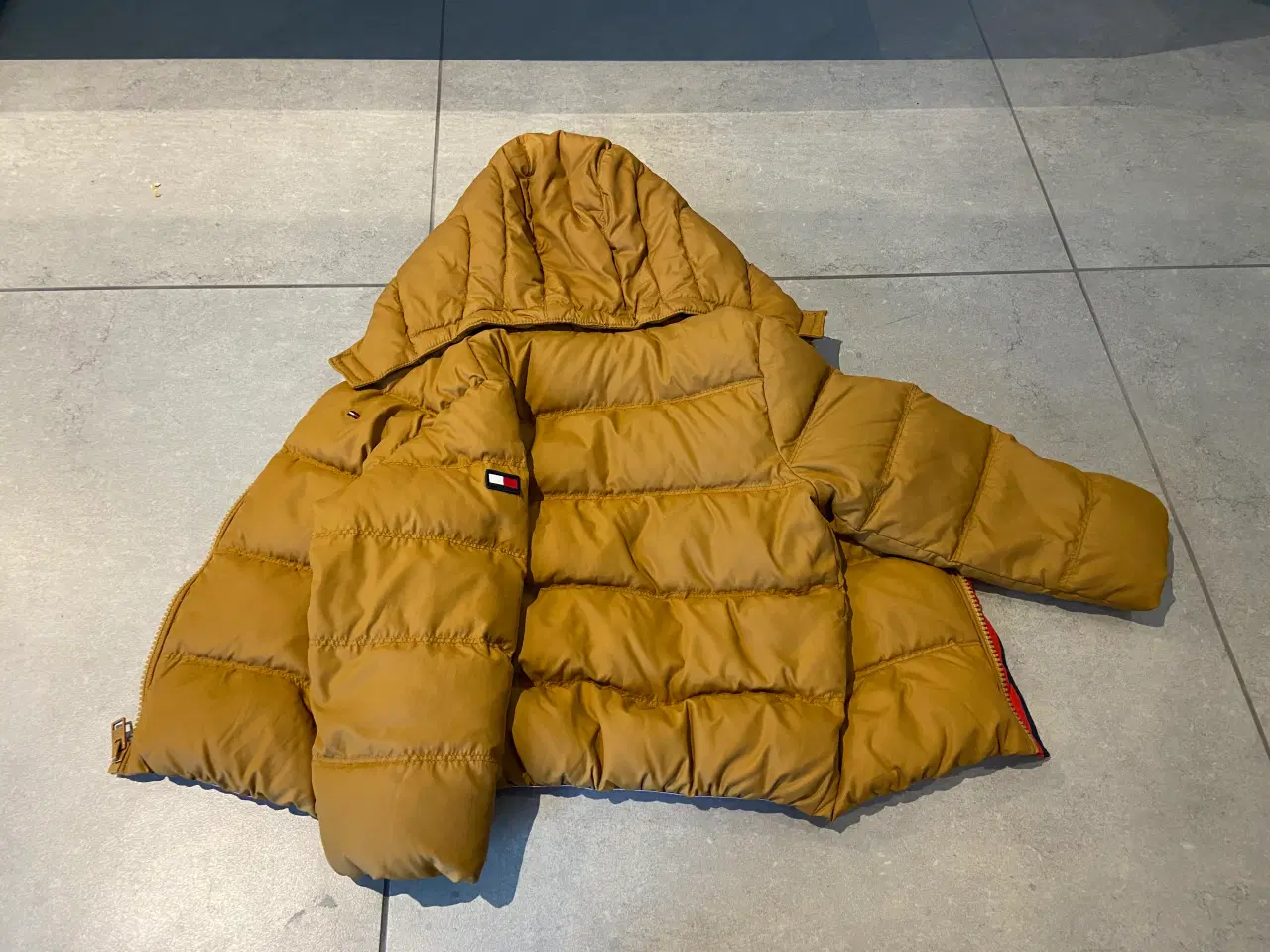 Billede 4 - Tommy Hilfiger jakke str. 98 (som ny!)