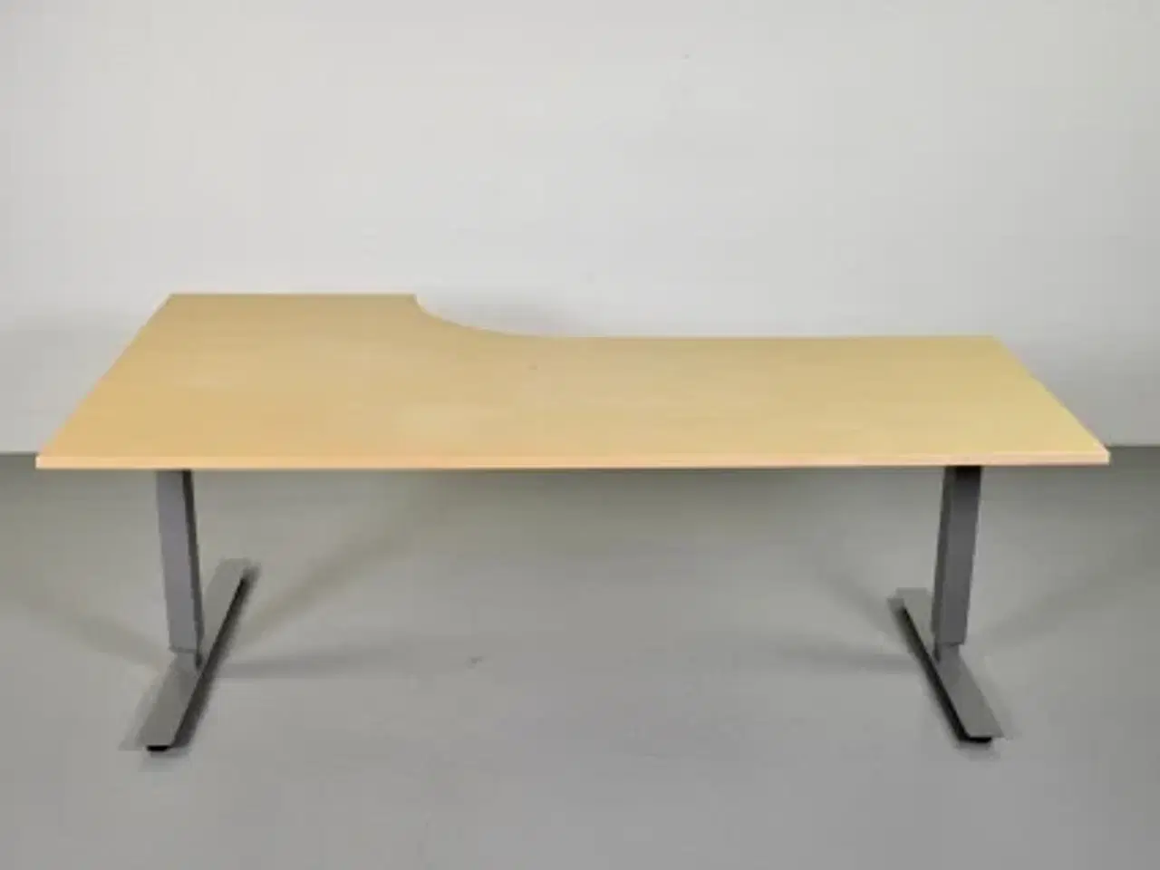 Billede 3 - Hæve-/sænkebord i ahorn med højresving, 200 cm.