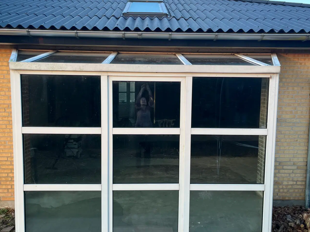 Billede 1 - Karnap i plast med vinduer og dør