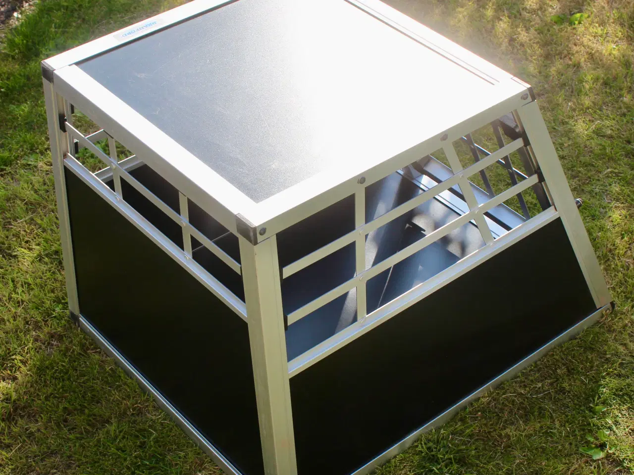 Billede 2 - 🚗 Solidt Transportbur til Hund – Aluminium og MDF