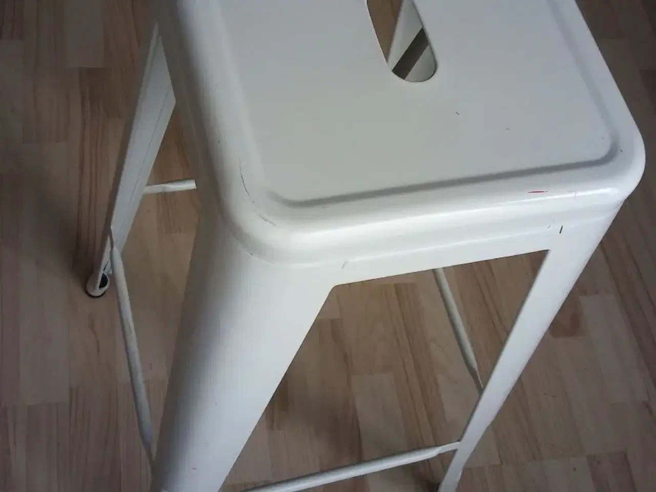 Billede 3 - Hvid høj barstol/ skammel