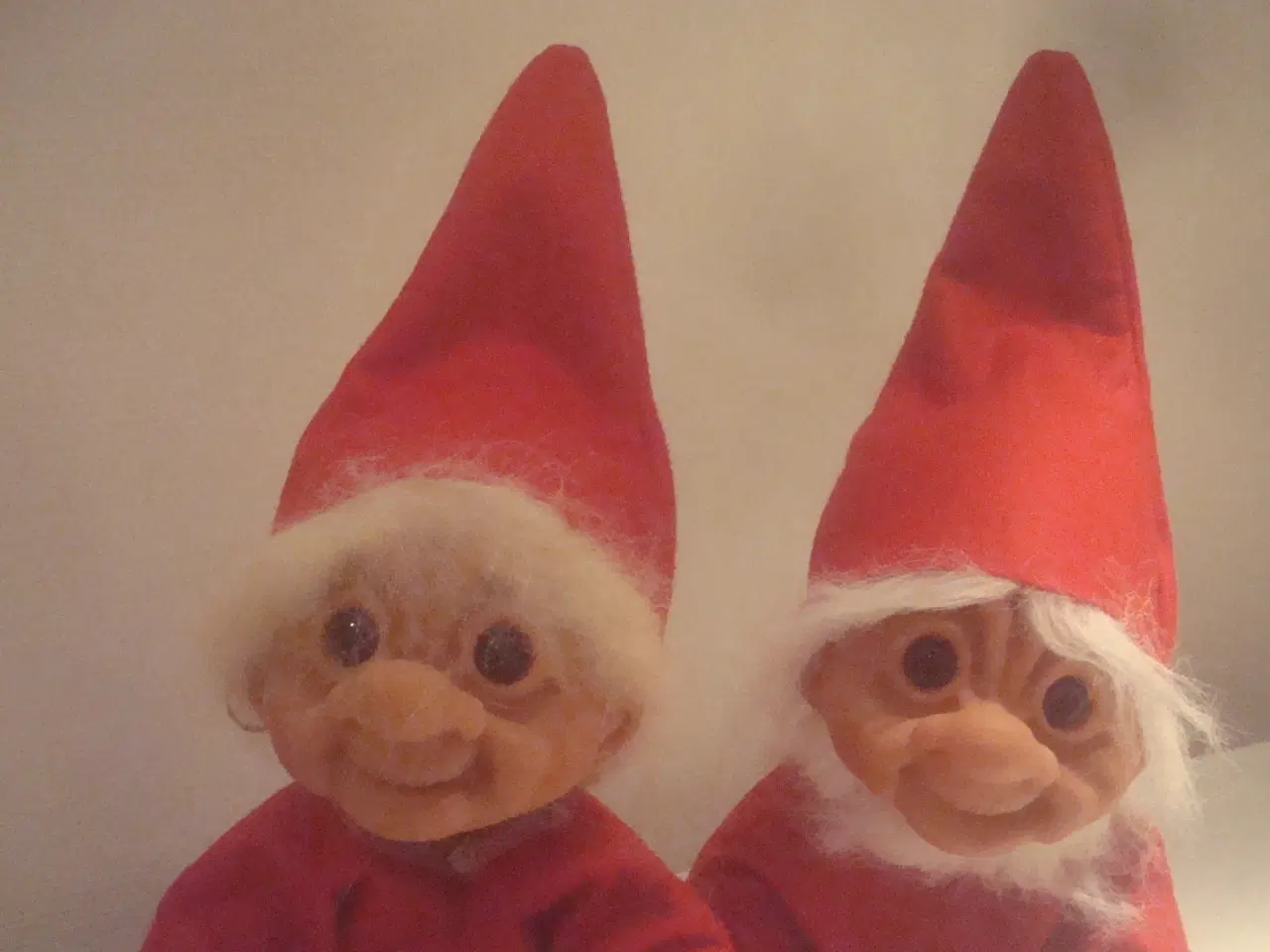 Billede 2 - DAM TROLDEPAR i JULETØJ, ca 35 CM, FLOTTESTE STAND
