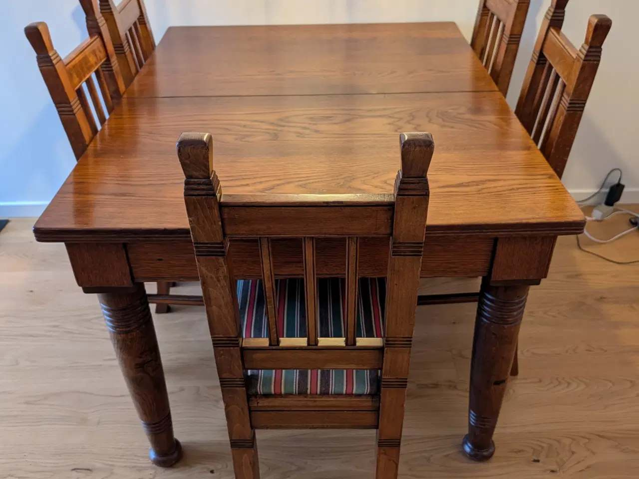 Billede 1 - Antikt spisebord med stole i egetræ